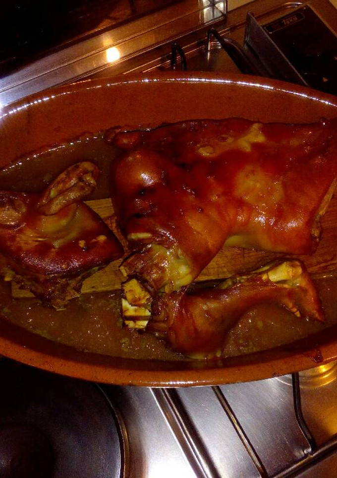Una foto de Cochinillo asado segoviano 