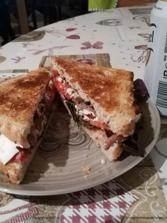 Una foto de Sándwich de queso fresco y anchoas