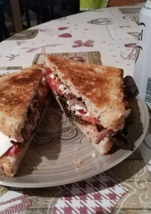 Una foto de Sándwich de queso fresco y anchoas
