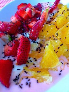 Una foto de Fresones, naranjas y lácteos con fideos de chocolate
