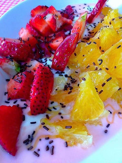 Una foto de Fresones, naranjas y lácteos con fideos de chocolate