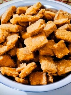 गुड़ के पारे(gud ke pare recipe in hindi) रेसिपी मुख्य फोटो