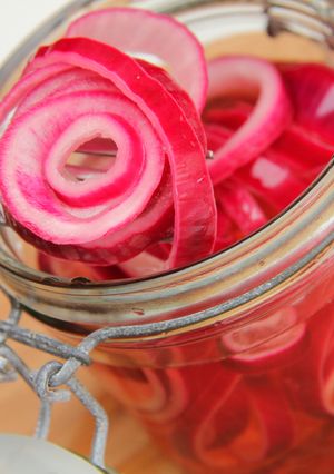 Savanyított lilahagyma recept fotója