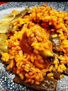 Una foto de Arroz de pollo y judías con flores de alcachofas