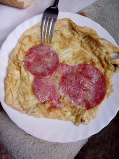 Una foto de Tortilla francesa con salami