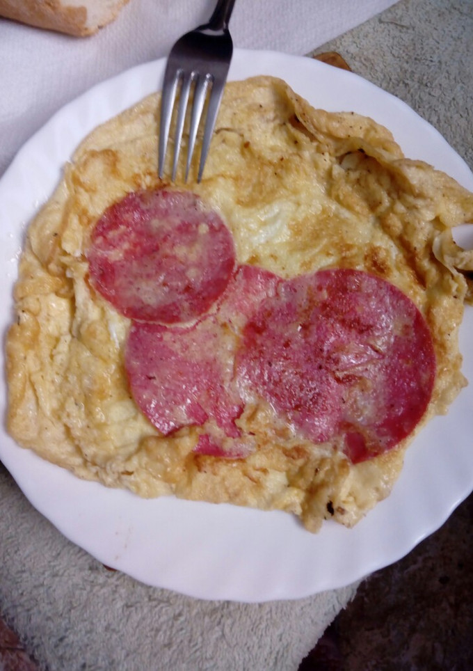 Una foto de Tortilla francesa con salami