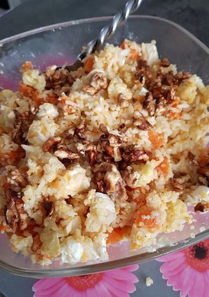 Une photo de Salade de céréales, fromage de chèvre et noix caramélisées
