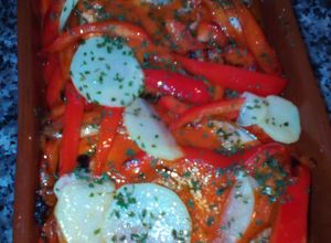 Una foto de Bonito al horno con tomate y pimientos rojos