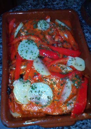 Una foto de Bonito al horno con tomate y pimientos rojos