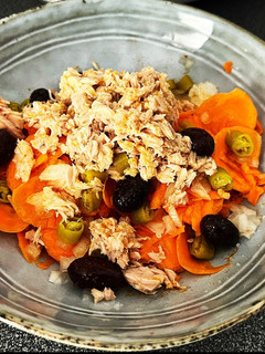 Una foto de Ensalada con base de zanahoria y sin lechuga con especias Cookpad