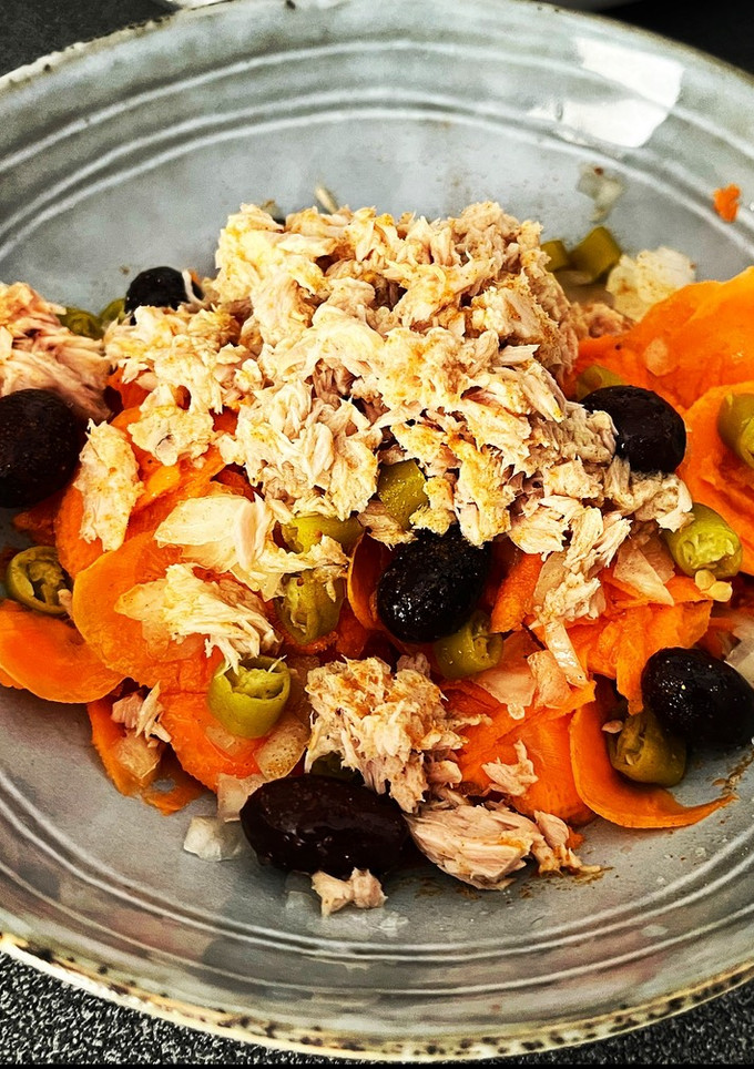 Una foto de Ensalada con base de zanahoria y sin lechuga con especias Cookpad