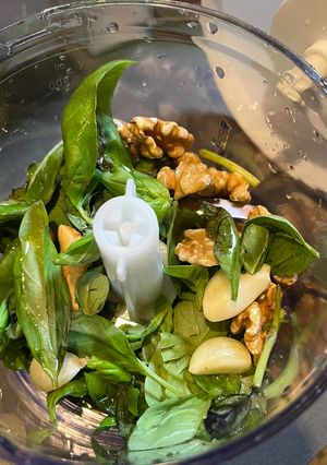 Una foto de 🌿 Pesto casero de albahaca y nueces