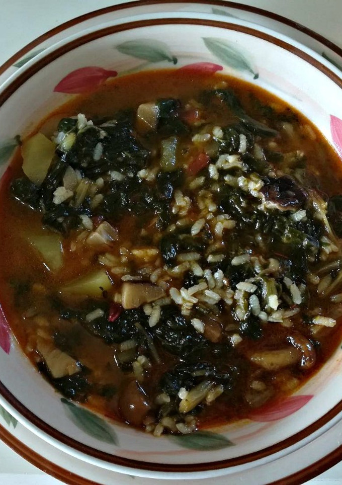 Una foto de Arroz con acelgas y setas