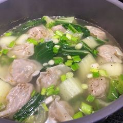 A picture of Wonton soup.