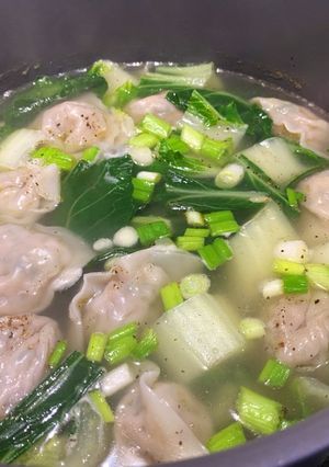 A picture of Wonton soup.