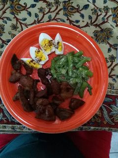 Una foto de Cetogénica: puerco frito habichuelas con parmesano huevos duros