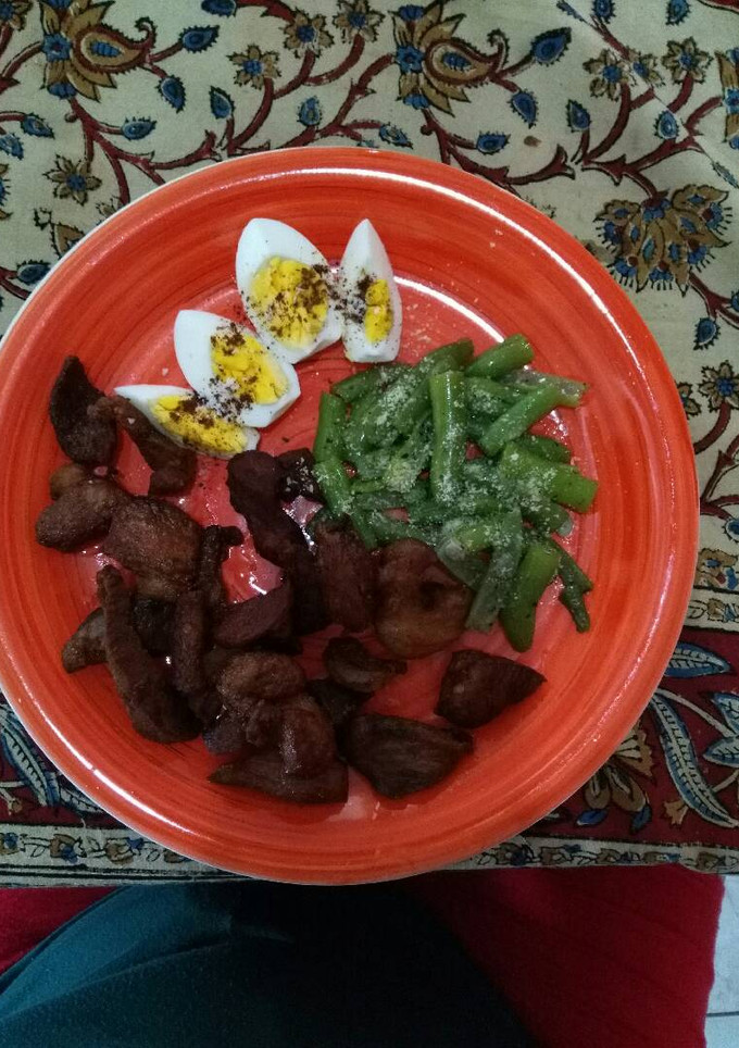 Una foto de Cetogénica: puerco frito habichuelas con parmesano huevos duros