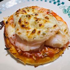 A picture of Shrimp Naan Pizza.