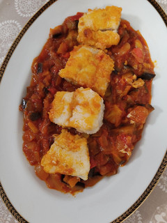 Una foto de Bacalao con tomate y verduras