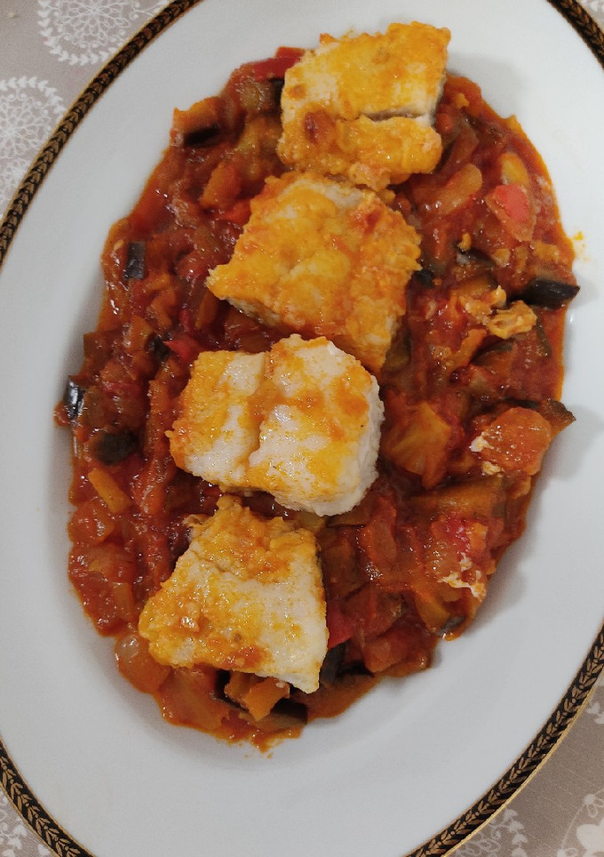 Una foto de Bacalao con tomate y verduras
