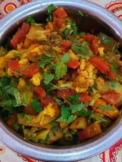 गाजर गोभी शिमला मिर्च की सब्जी (gajar gobhi shimla mirch ki sabzi recipe in Hindi) रेसिपी मुख्य फोटो