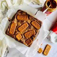A picture of Eggless Lotus Biscoff Brownies / Cookie Butter Brownies.