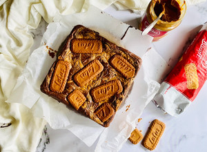 A picture of Eggless Lotus Biscoff Brownies / Cookie Butter Brownies.
