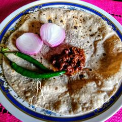 A picture of Nachani chi Bhakari / Ragi Bhakari with Thecha.