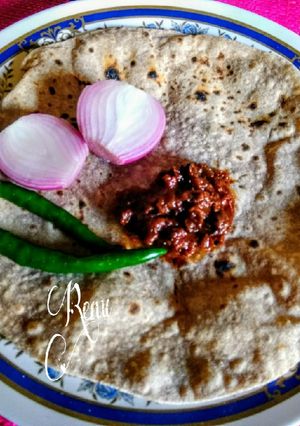 A picture of Nachani chi Bhakari / Ragi Bhakari with Thecha.