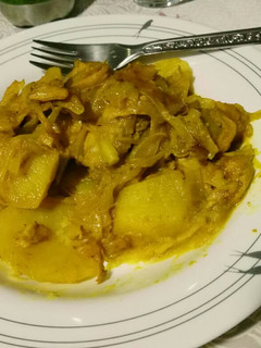 Una foto de Heura encebollado con patatas al curry