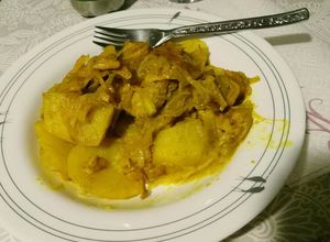 Una foto de Heura encebollado con patatas al curry