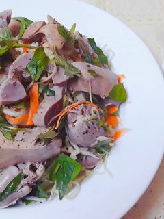 Hình của món GỎI lòng gà bắp cải.