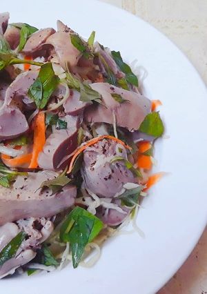 Hình của món GỎI lòng gà bắp cải.