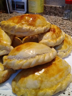 Una foto de Empanadas de carne cortadas a cuchillo