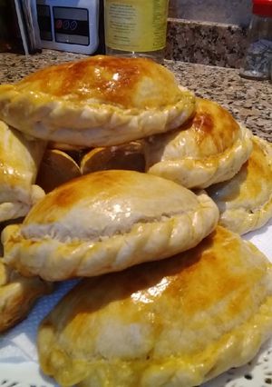 Una foto de Empanadas de carne cortadas a cuchillo