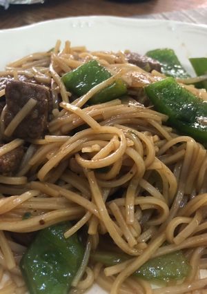 Una foto de Fideos fritos con ternera con el toque Sonorense