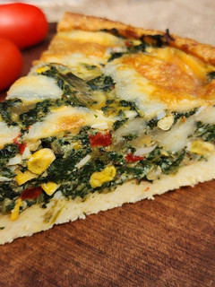 Una foto de 🥧🌽🌿Tarta de choclo, acelga y queso, con masa de papa 🌿🌽🥧 #sintacc #veggie