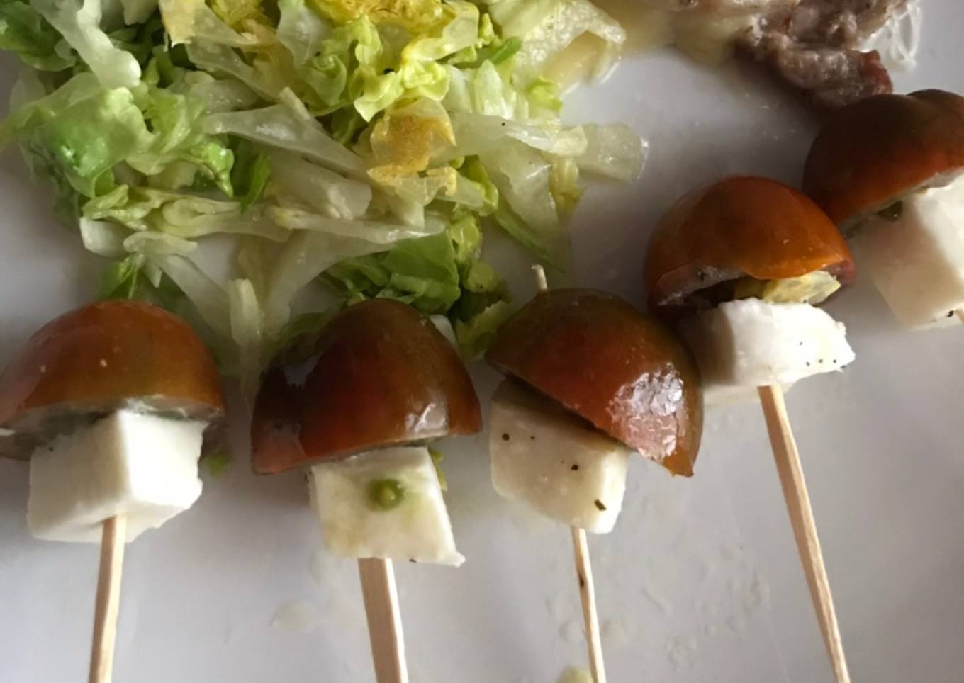 Pinchos caprese