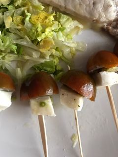 Una foto de Pinchos caprese