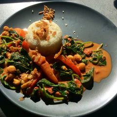 Cauliflower rice & chickpea tomato/curry sauce A picture of Cauliflower rice & chickpea tomato/curry sauce.