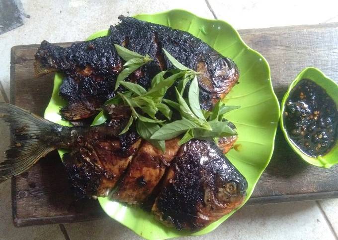 Resep Ikan Bawal Bakar Oleh Dyah ZiFa - Cookpad