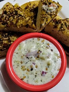 Una foto de SALSA de Yogurt (Tzatziki) con Zaatar y Tomate...!