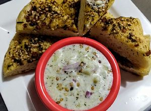 Una foto de SALSA de Yogurt (Tzatziki) con Zaatar y Tomate...!
