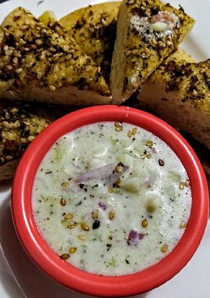 Una foto de SALSA de Yogurt (Tzatziki) con Zaatar y Tomate...!