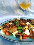 Bunter Rucolasalat mit Champignons und Frikadellen mit Cheddar-Füllung