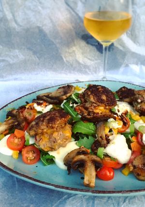 Bunter Rucolasalat mit Champignons und Frikadellen mit Cheddar-Füllung Rezepthauptbild