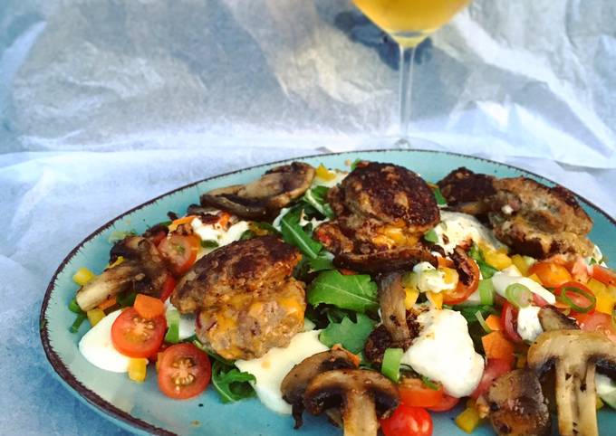 Bunter Rucolasalat mit Champignons und Frikadellen mit Cheddar-Füllung ...