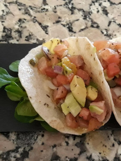 Una foto de Tacos de ceviche de salmón