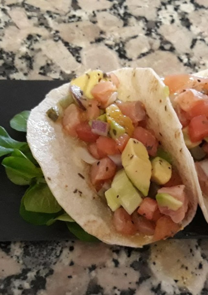 Una foto de Tacos de ceviche de salmón