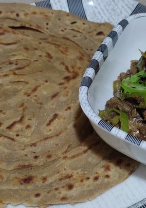 A picture of Khasta bal wala chaki ke atty Ka paratha.
